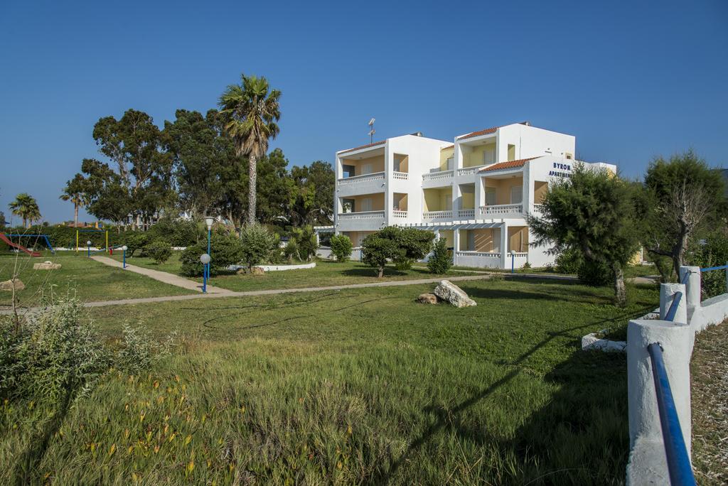 Byron Apartments Тигаки Экстерьер фото