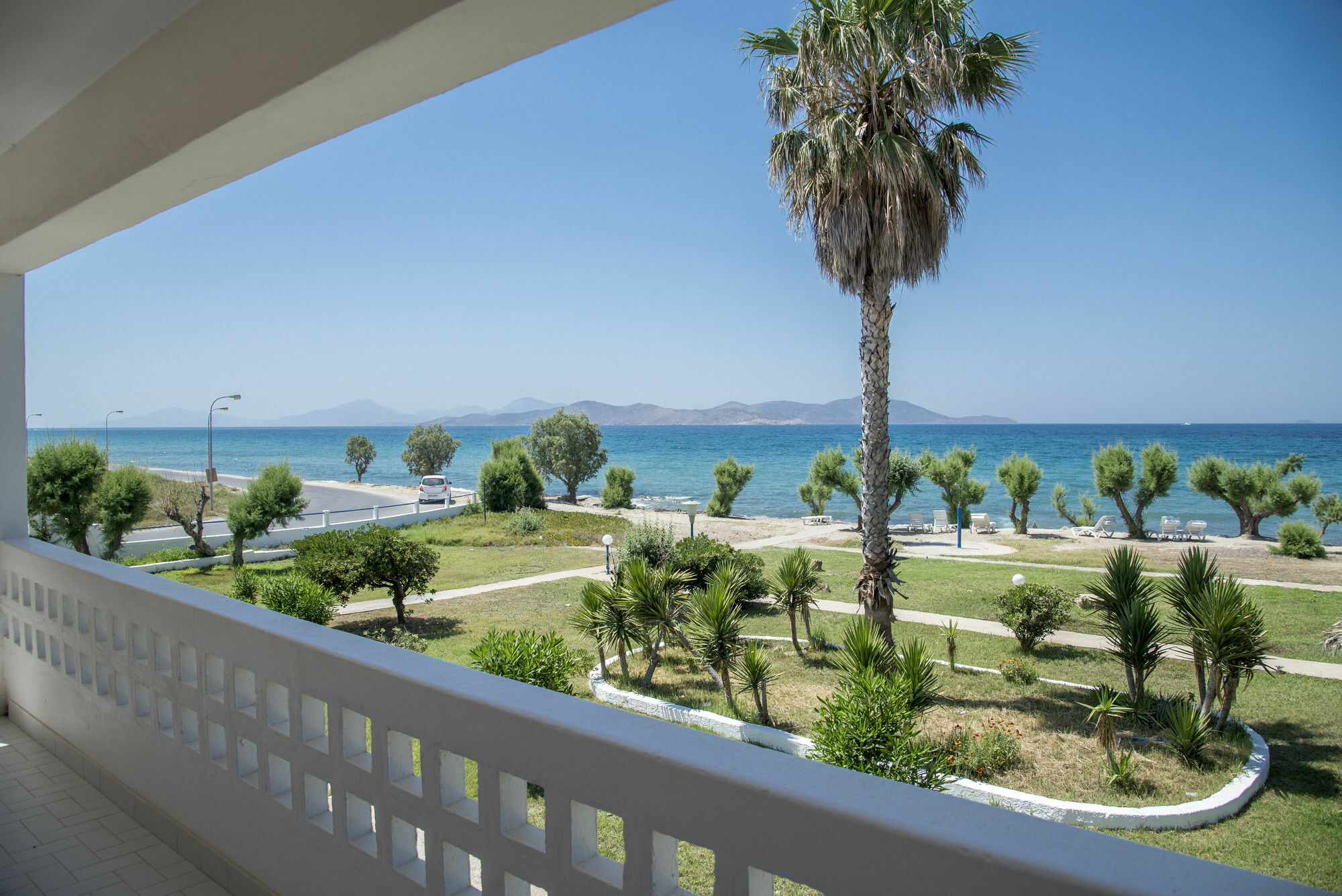 Byron Apartments Тигаки Экстерьер фото
