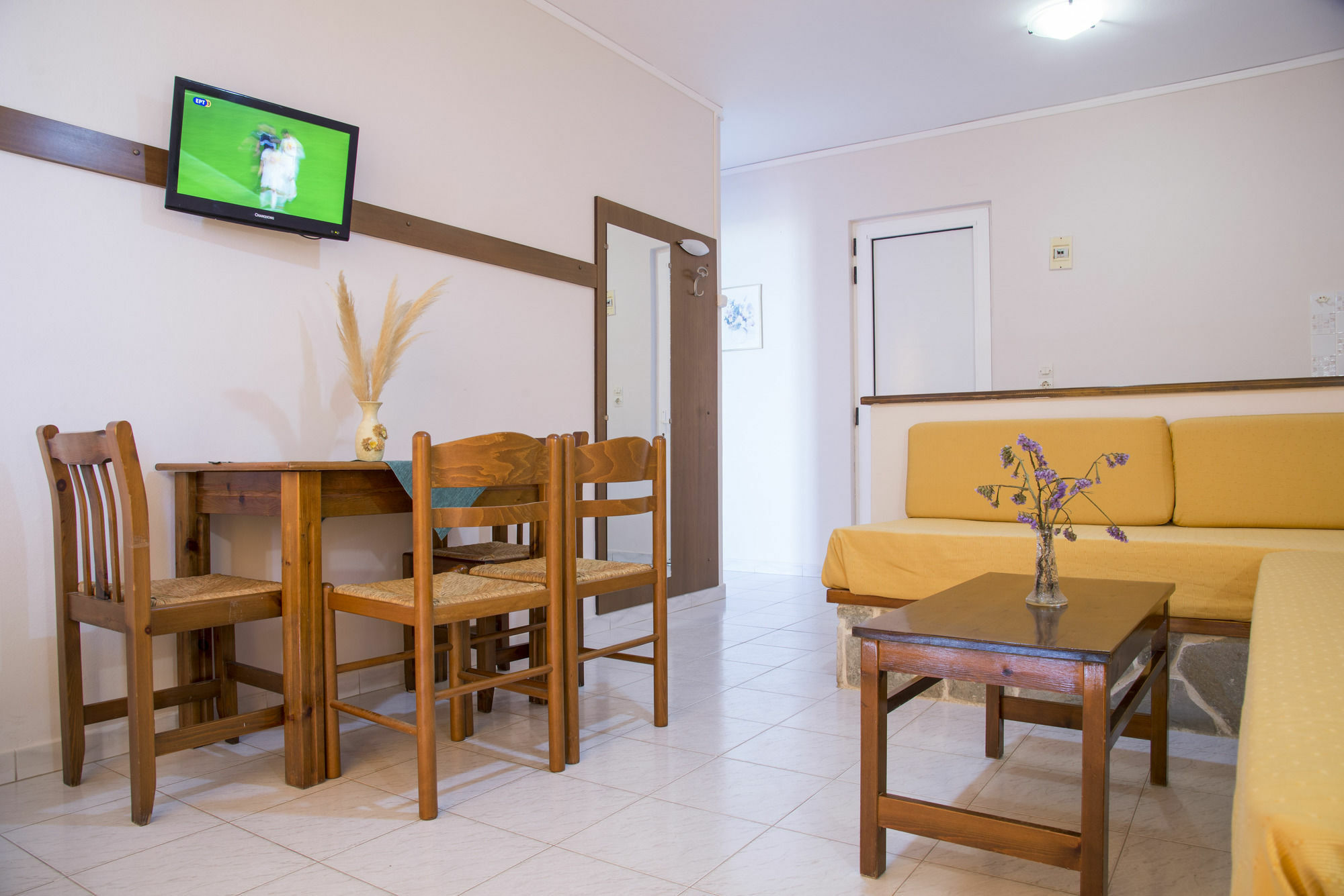 Byron Apartments Тигаки Экстерьер фото