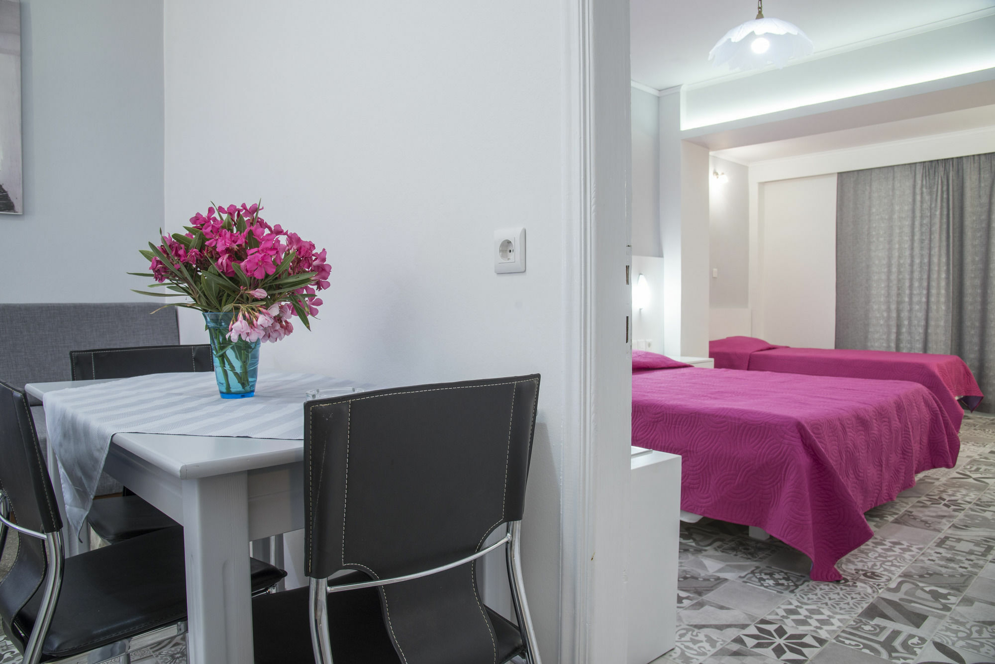 Byron Apartments Тигаки Экстерьер фото